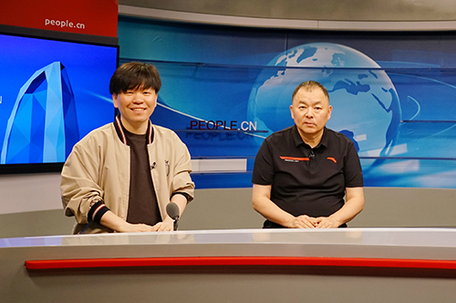 電影頻道節(jié)目中心副總編輯王平久（右）、音樂制作人常石磊（左）做客人民網(wǎng)。人民網(wǎng)記者 皇甫萬里 攝