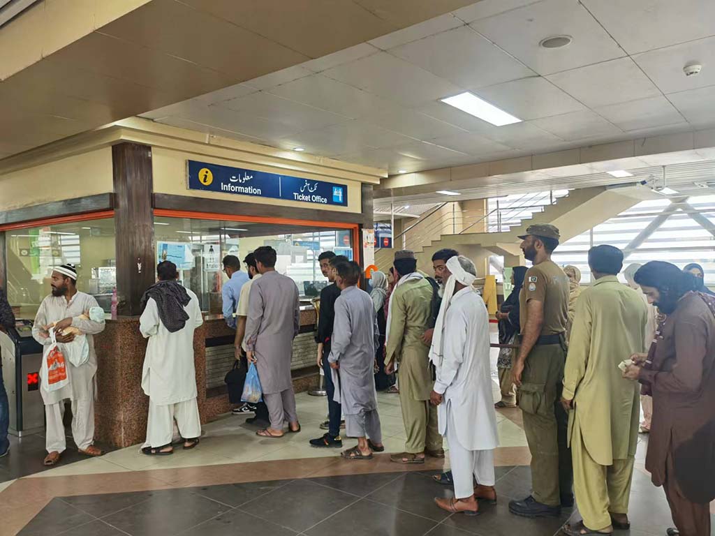 當地民眾在拉合爾橙線地鐵里排隊購票。（人民網記者 石晶攝）