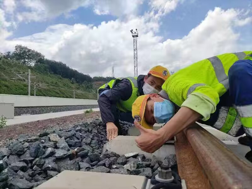 佟郎（左）正在檢修鐵路。受訪者供圖