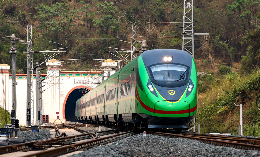 “復(fù)興號(hào)”動(dòng)車組列車駛過(guò)友誼隧道。徐章位攝