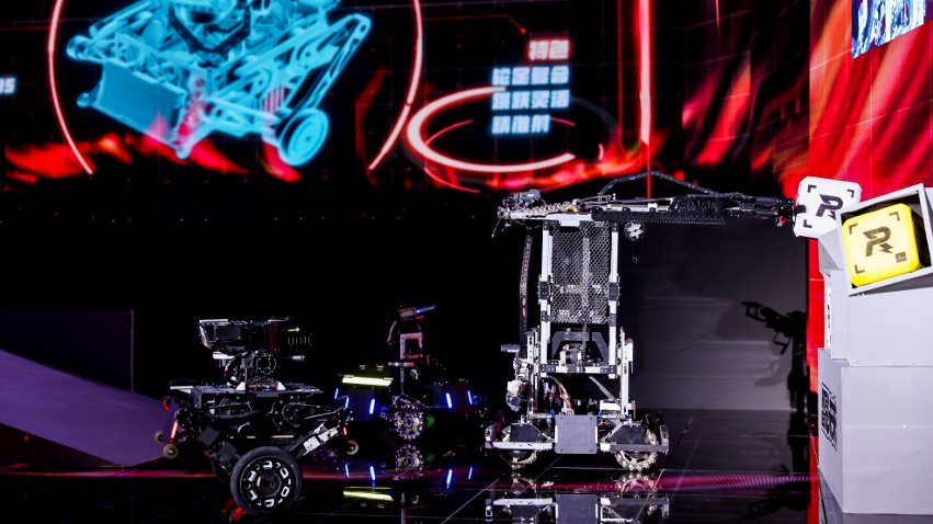 武漢工程大學(xué)大學(xué)生們帶來的機(jī)甲大師對抗比賽。主辦方供圖