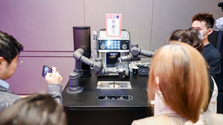 到場(chǎng)觀眾體驗(yàn)如影智能咖啡大師。主辦方供圖