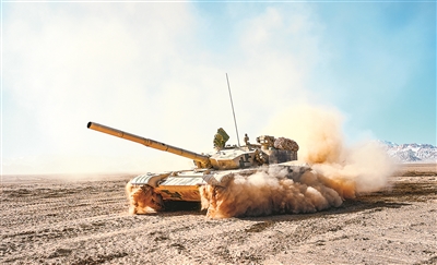 陸軍某旅組織坦克駕駛訓(xùn)練